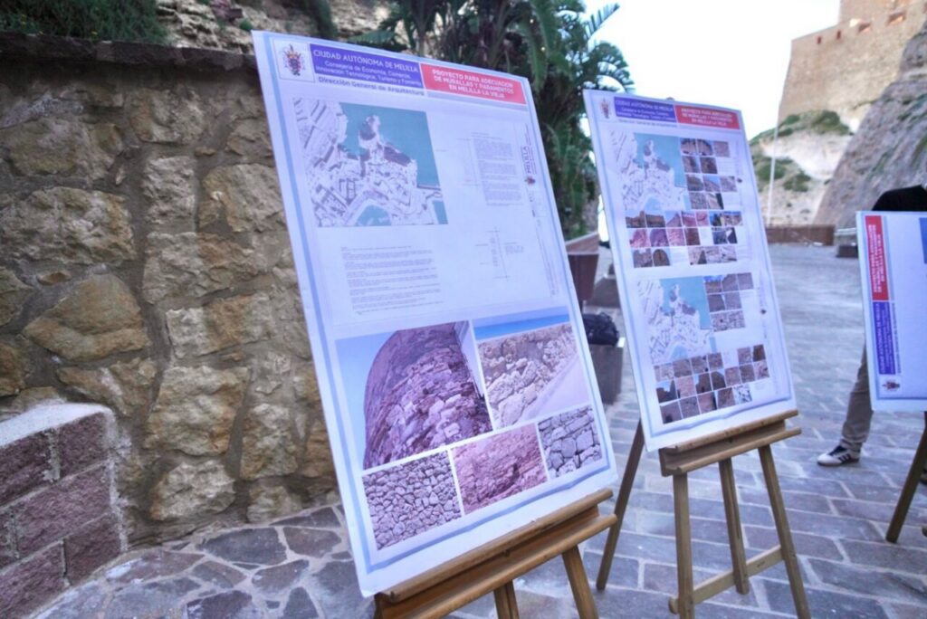 Paneles informativos sobre la rehabilitación de las murallas de Melilla La Vieja