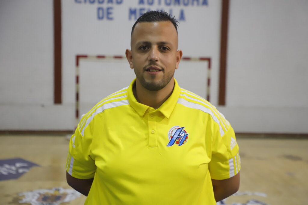 Entrenador Abdelkader Samiri posando en un gimnasio