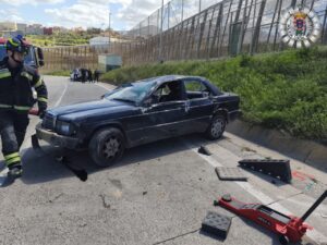 Vehículo volcado en la carretera de la Circunvalación con bomberos en la escena.