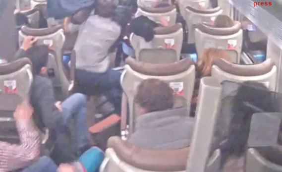 Pasajeros en un tren durante un accidente ferroviario en Adamuz