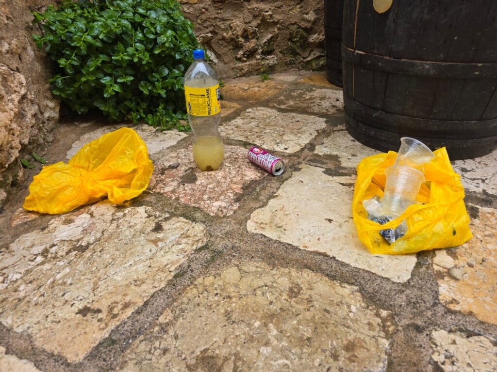 Basura y botellas en el suelo de Melilla La Vieja