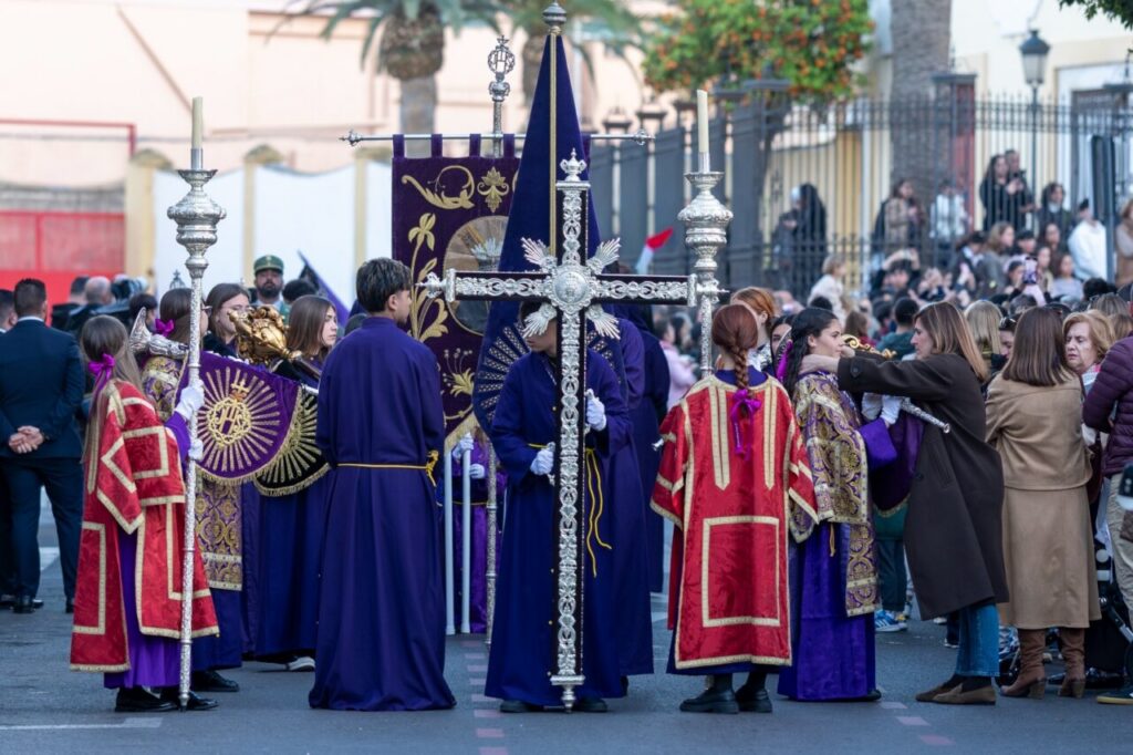 Participantes de la procesión del Nazareno en Melilla con vestimenta tradicional