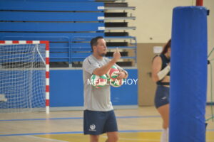 Alberto Rodríguez entrenando al equipo de voleibol en Melilla