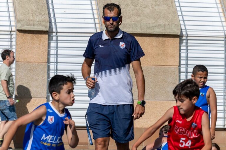Entrenador Alejandro Limón supervisando a jóvenes jugadores de baloncesto
