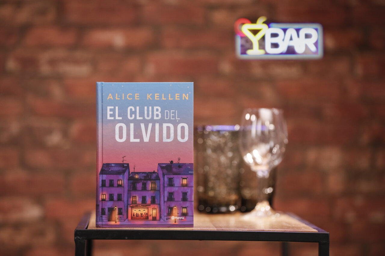 Portada de la novela El Club del Olvido de Alice Kellen sobre una mesa.