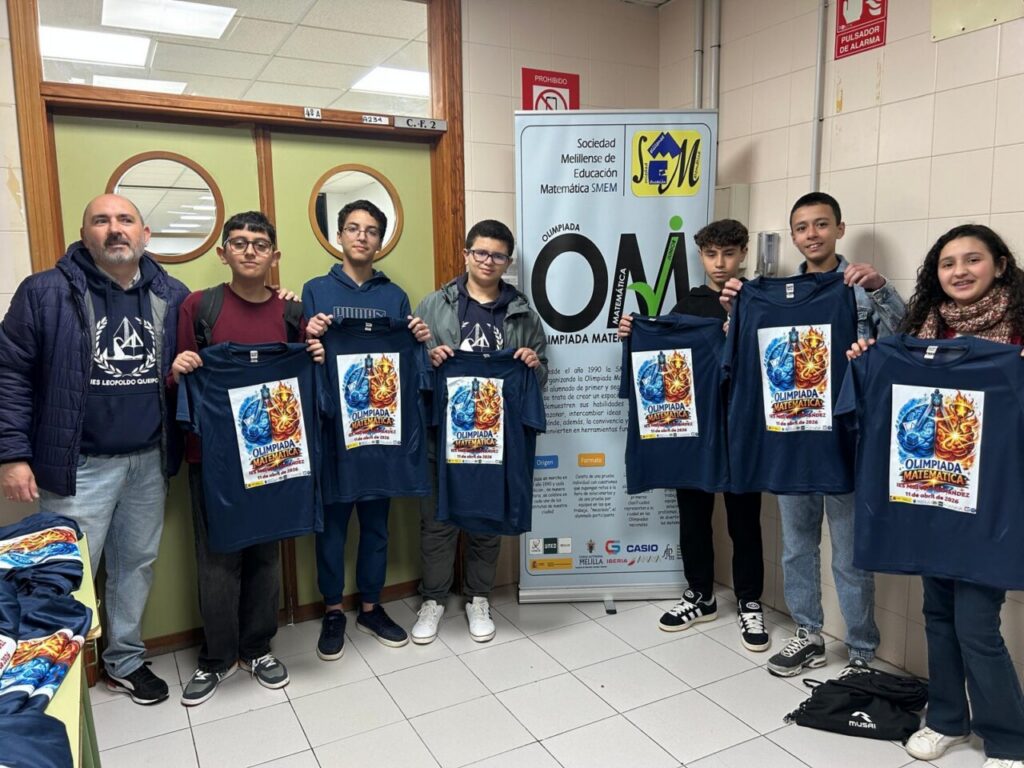 Grupo de alumnos con camisetas de las Olimpiadas de Matemáticas