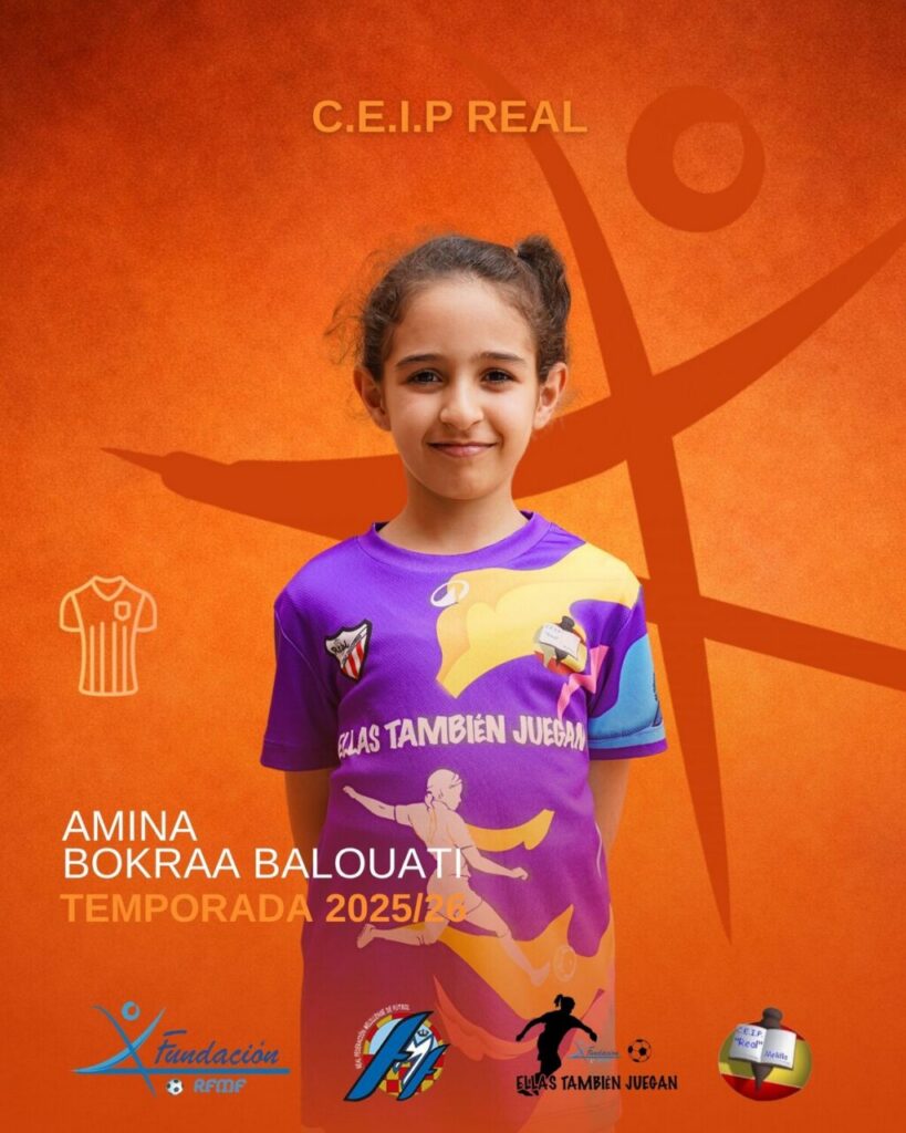 Niña sonriente en camiseta del CEIP Real durante la Liga Escolar Femenina