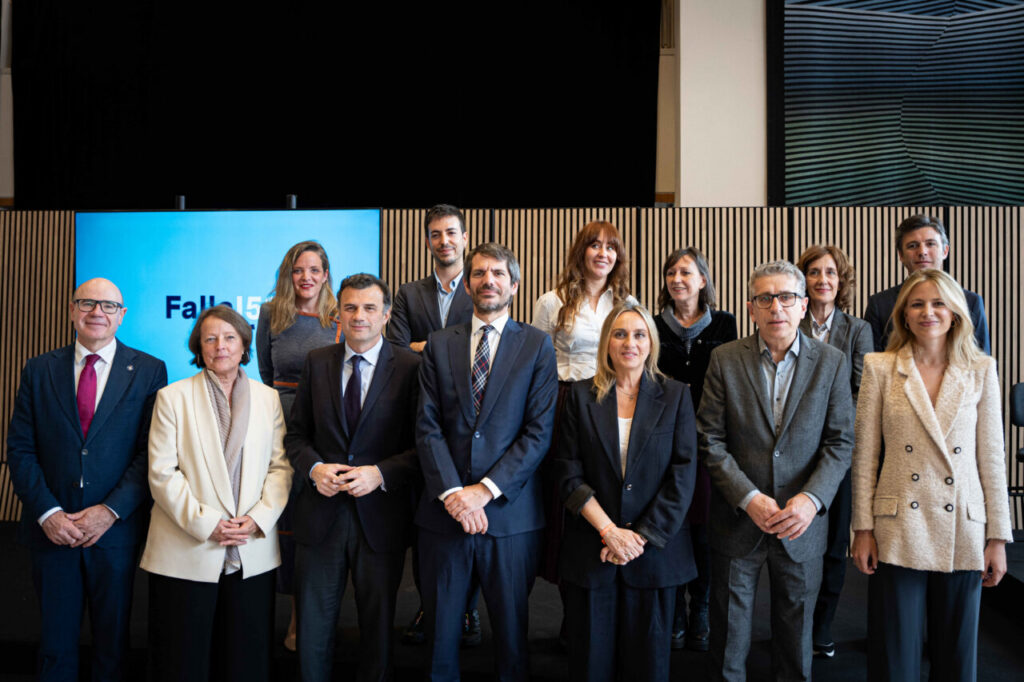 Grupo de personas en evento conmemorativo de Manuel de Falla