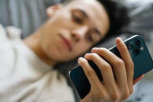 Joven usando un smartphone en un entorno relajado