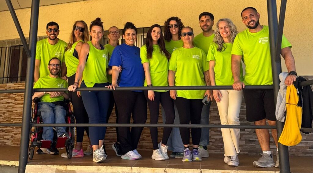 Grupo de personas en jornada de puertas abiertas de ASPANIES en Melilla