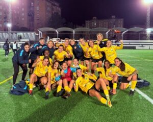 Jugadoras del ATM Melilla celebrando en el campo tras un partido