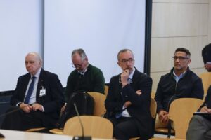 Varios hombres sentados en la sala de la Audiencia Nacional durante el juicio.