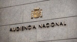 Placa de la Audiencia Nacional en la fachada del edificio
