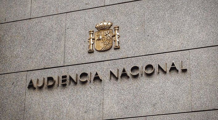 Placa de la Audiencia Nacional en la fachada del edificio