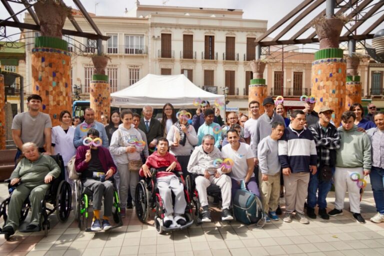 Grupo de personas con autismo en la Plaza Menéndez Pelayo de Melilla