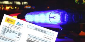 Multa de tráfico y luces de un vehículo policial en la noche