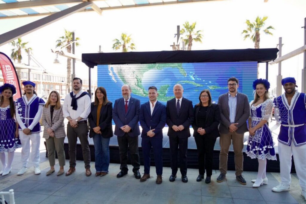 Autoridades y representantes en la presentación del proyecto Port Melilla.