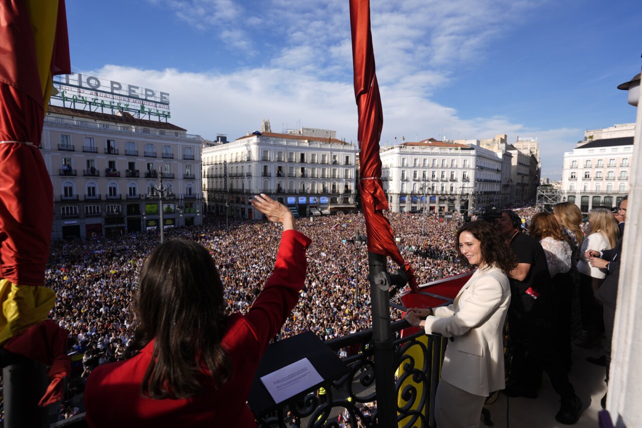 Isabel Díaz Ayuso entrega la Medalla de Oro a María Corina Machado en Madrid.
