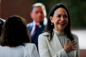 María Corina Machado sonriendo durante un evento oficial en Madrid