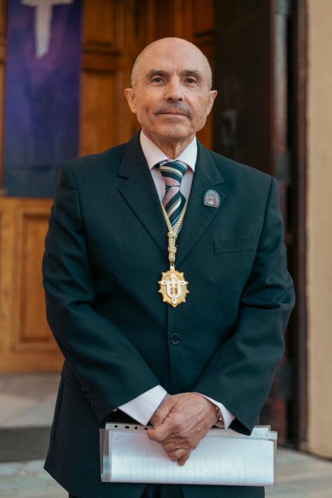 Hombre con traje oscuro y medalla en la procesión del Humillado en Melilla