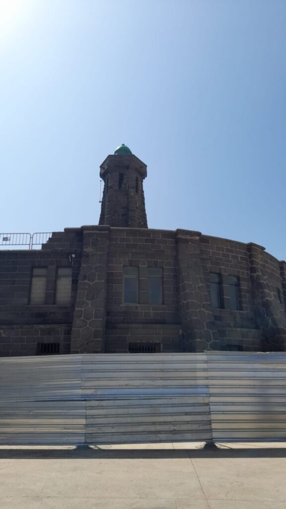 Vista de la baliza histórica del muelle Nordeste III en Melilla