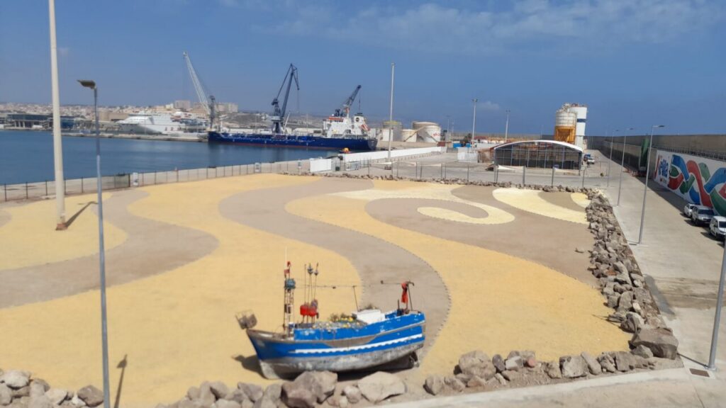 Vista del muelle Nordeste III con la baliza en rehabilitación y barcos en el puerto.