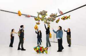 Visitantes interactuando con instalaciones del Balloon Museum en Madrid