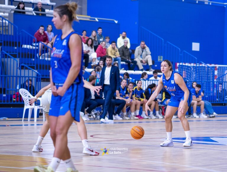 Jugadoras del equipo de baloncesto de Melilla en acción durante un partido