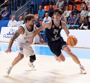 Jugador del Club Melilla Baloncesto driblando durante un partido