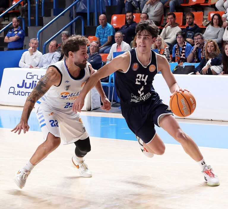Jugador del Club Melilla Baloncesto driblando durante un partido