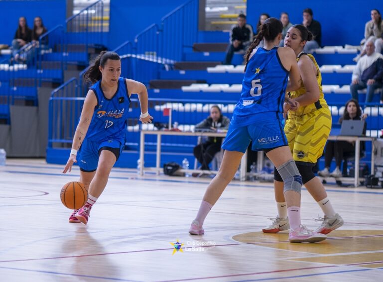 Jugadoras del equipo de baloncesto de Melilla en acción durante un partido.