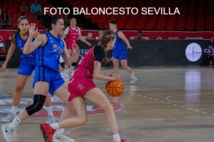 Jugadoras de baloncesto en acción durante un partido en Sevilla