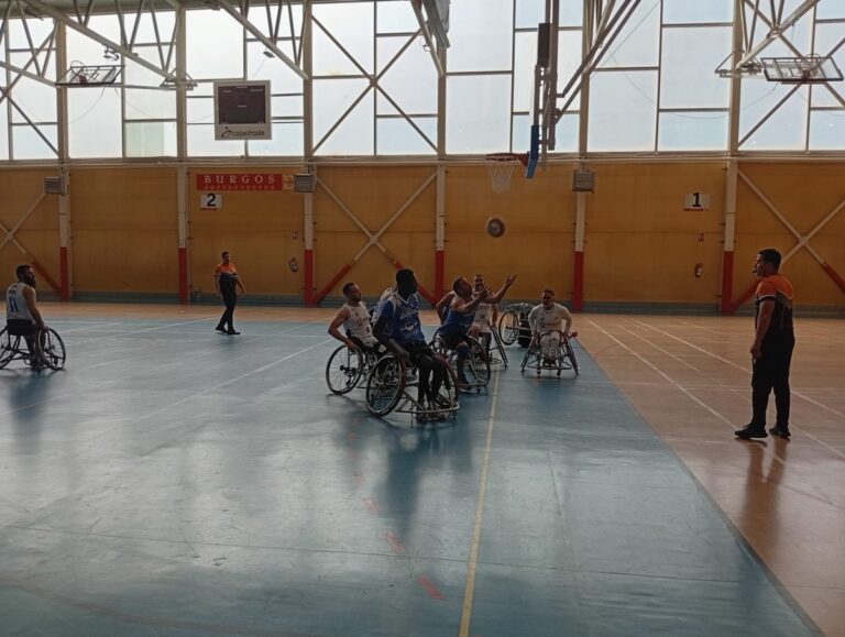 Jugadores de baloncesto en silla de ruedas compitiendo en Burgos