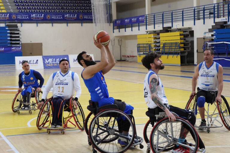 Jugadores de baloncesto en silla de ruedas durante un partido en Melilla