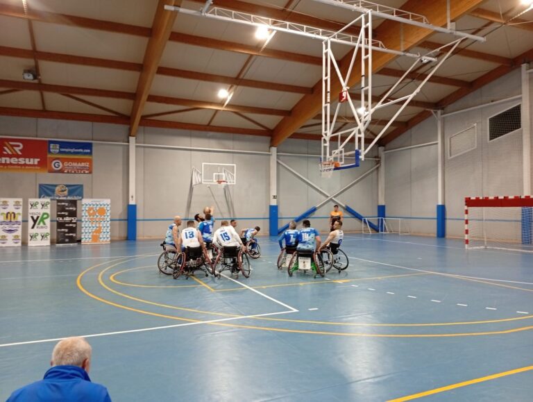Jugadores de baloncesto en silla de ruedas durante un partido en Melilla.
