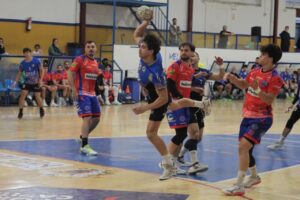Jugadores de balonmano en acción durante un partido en el pabellón