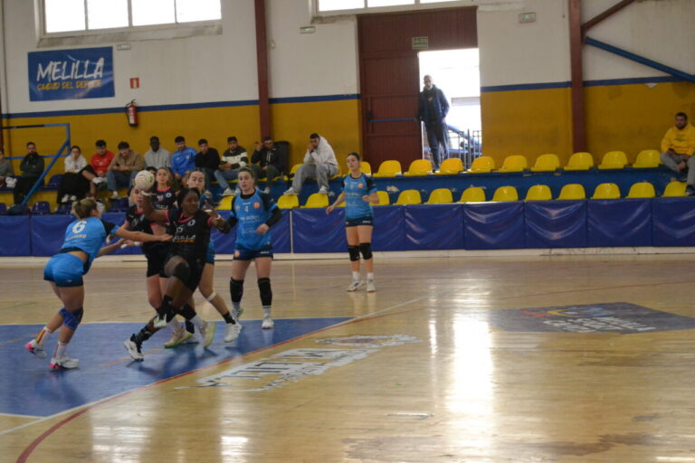 Jugadoras del Club Balonmano T-Maravilla Melilla en un partido de balonmano