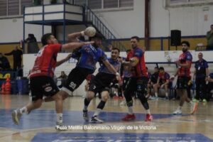 Jugadores del Club Melilla Balonmano en un partido contra Cantera Sur