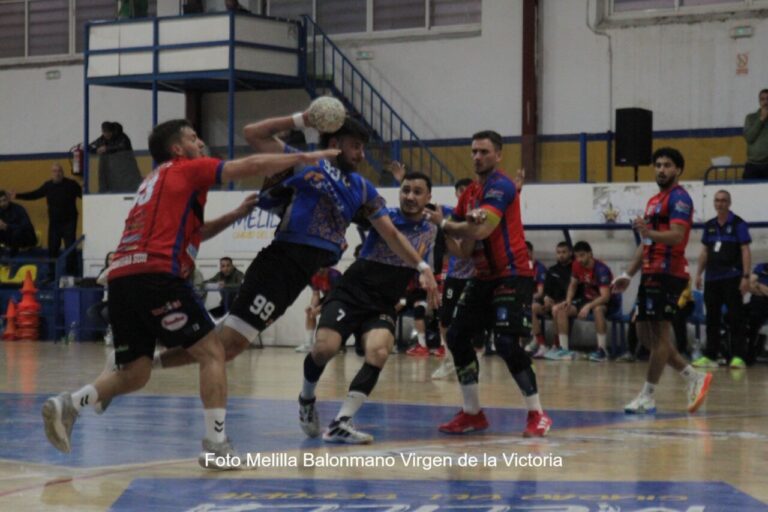 Jugadores del Club Melilla Balonmano en un partido contra Cantera Sur