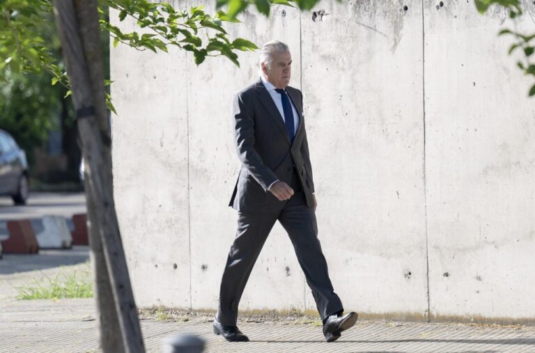 Luis Bárcenas caminando hacia la Audiencia Nacional en un juicio