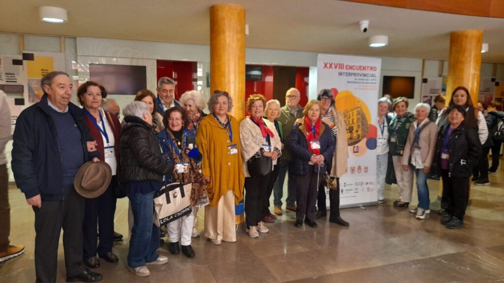 Grupo de universitarios mayores de 50 años en Melilla durante un encuentro