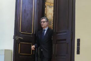 Félix Bolaños saliendo de una sala con una expresión seria