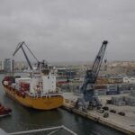 Barco de carga en el puerto de Melilla con contenedores