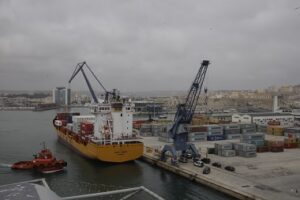 Barco de carga en el puerto de Melilla con contenedores