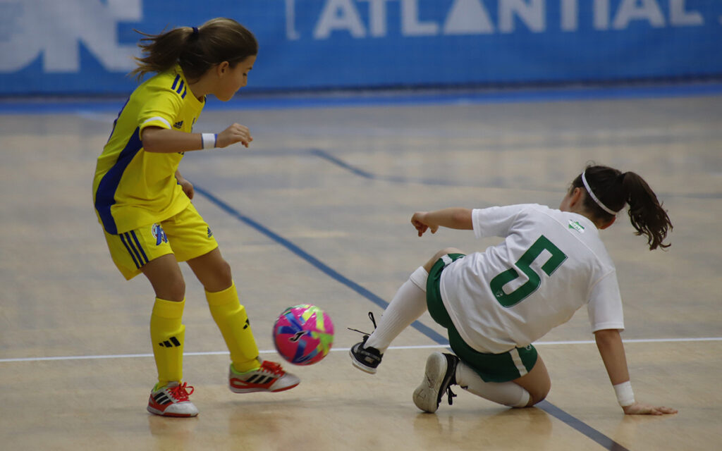 Jugadoras de fútbol sala en acción durante un partido competitivo
