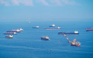 Vista de varios buques en el Estrecho de Ormuz en un día despejado.