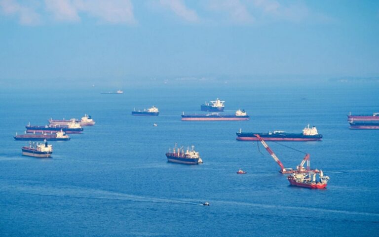 Vista de varios buques en el Estrecho de Ormuz en un día despejado.