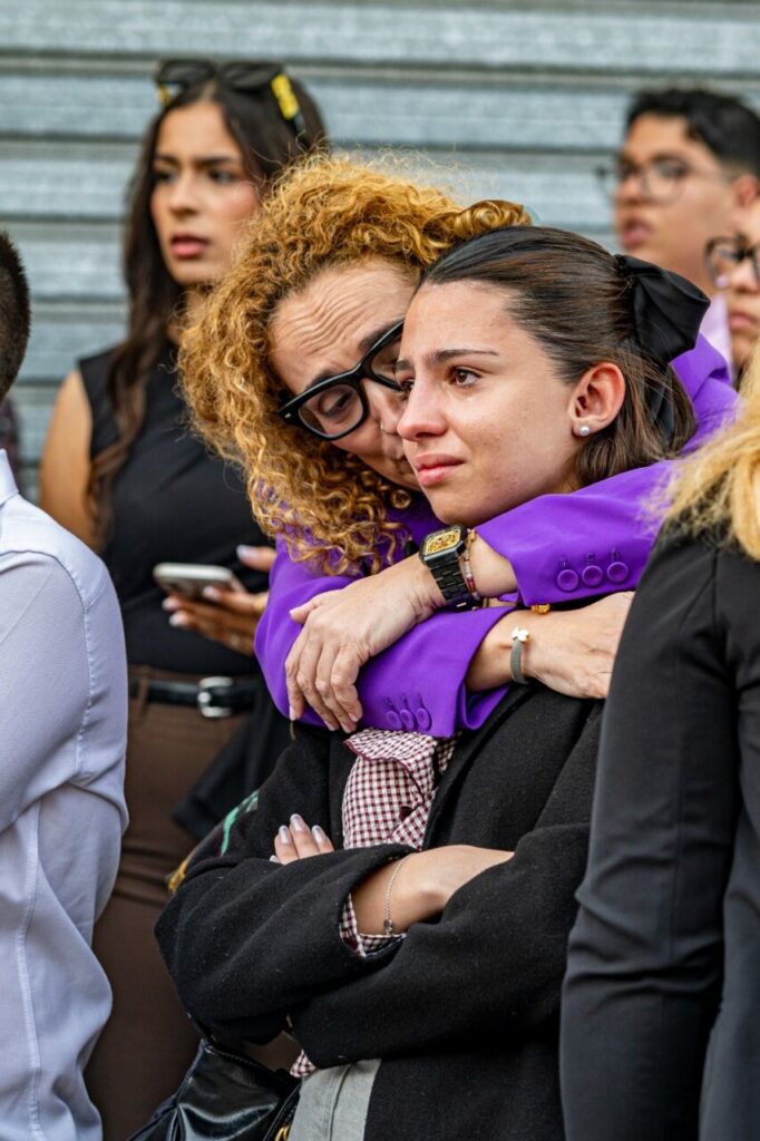 Dos mujeres abrazadas durante la liberación de un preso en Jueves Santo