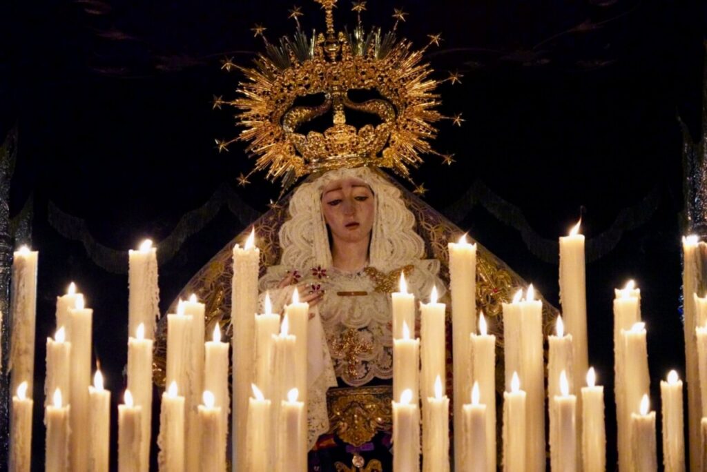 Imagen de la Virgen del Mayor Dolor rodeada de velas encendidas