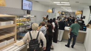 Clientes en un café esperando para ser atendidos en la barra